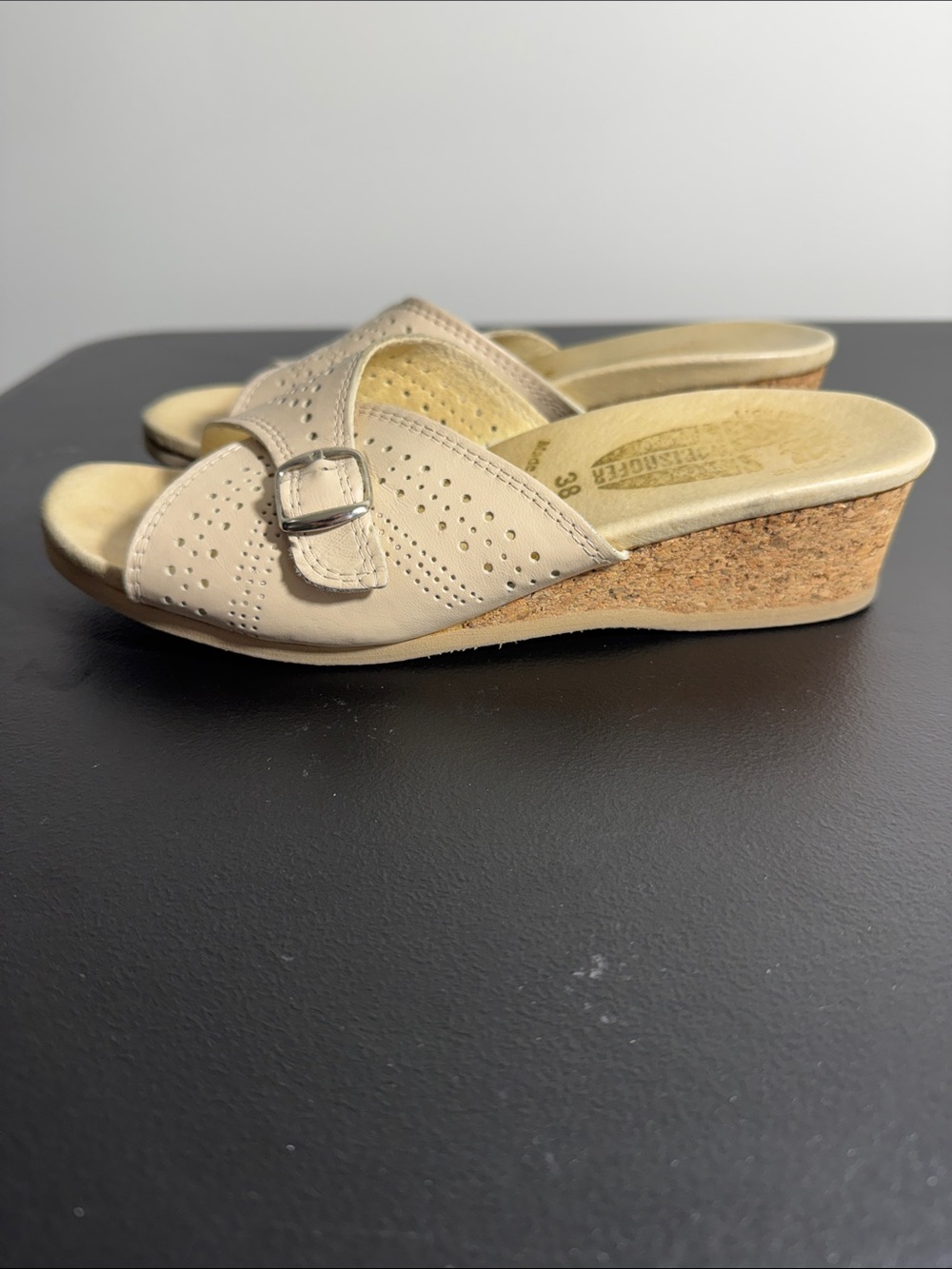 Worishofer womens 38 EU 7.5 US beige leather strap on sandal shoes EUC